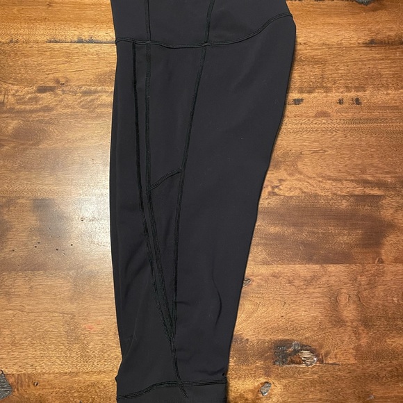 Lululemon High Rise Crop 17’ with side mesh - Picture 3 of 3